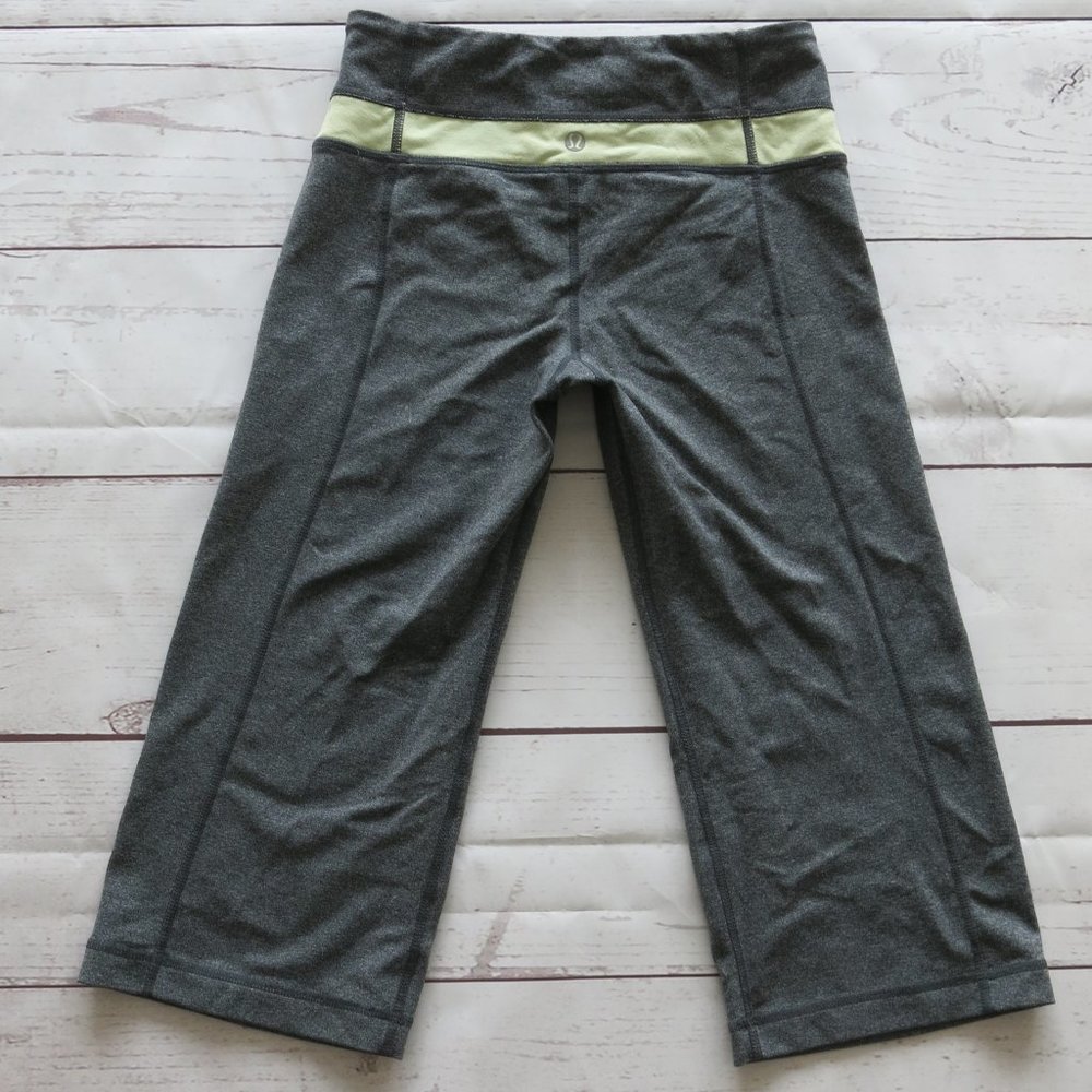 Lululemon Athletica Heathered Gray Reversible Groove  Cropped Leggings - Size 2